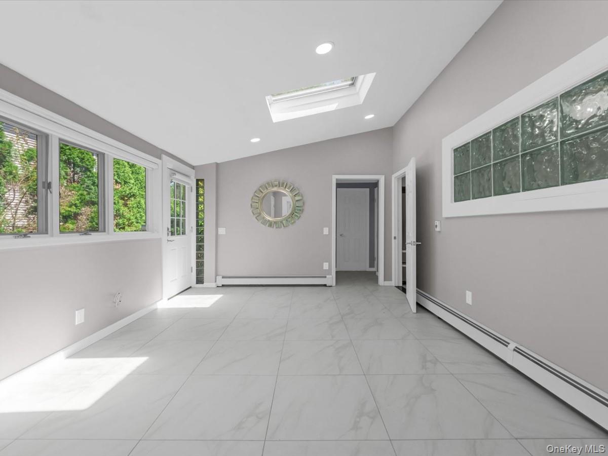 19 Ridge Drive East Roslyn, NY 11576 - Photo 14 of 33
