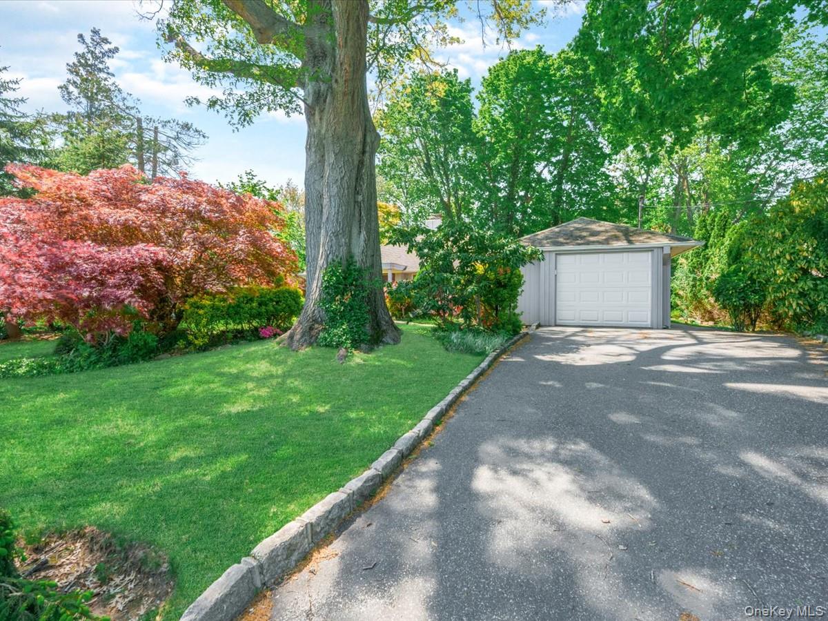 19 Ridge Drive East Roslyn, NY 11576 - Photo 2 of 33