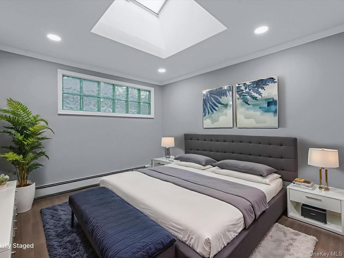 19 Ridge Drive East Roslyn, NY 11576 - Photo 25 of 33 a bedroom with a large bed and a potted plant