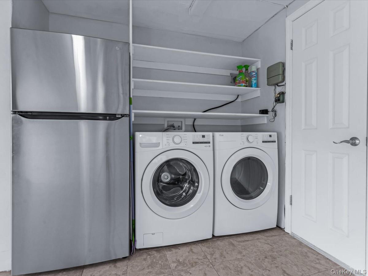19 Ridge Drive East Roslyn, NY 11576 - Photo 29 of 33 a utility room with dryer and washer