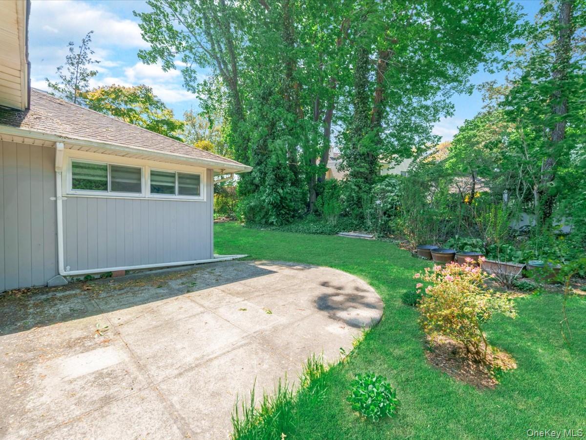 19 Ridge Drive East Roslyn, NY 11576 - Photo 30 of 33