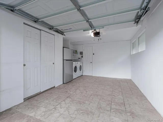 a view of empty room with a ceiling fan