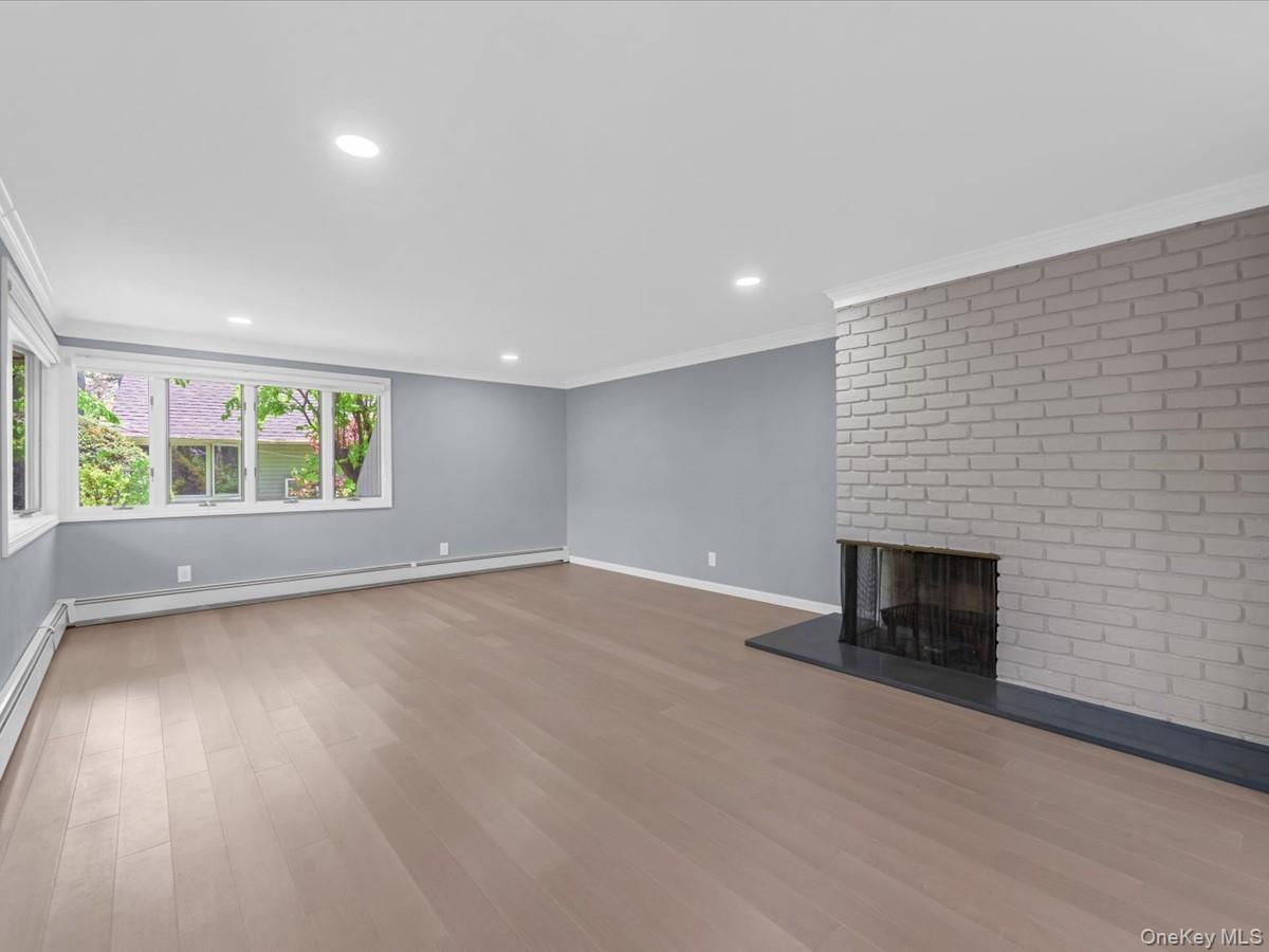 19 Ridge Drive East Roslyn, NY 11576 - Photo 4 of 33