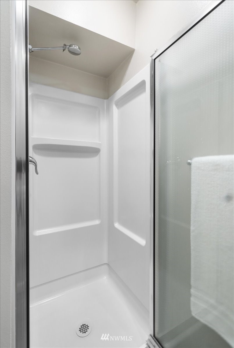 1723 225th Street Southeast Bothell, WA 98021 - Photo 21 of 40 a bathroom with a bathtub