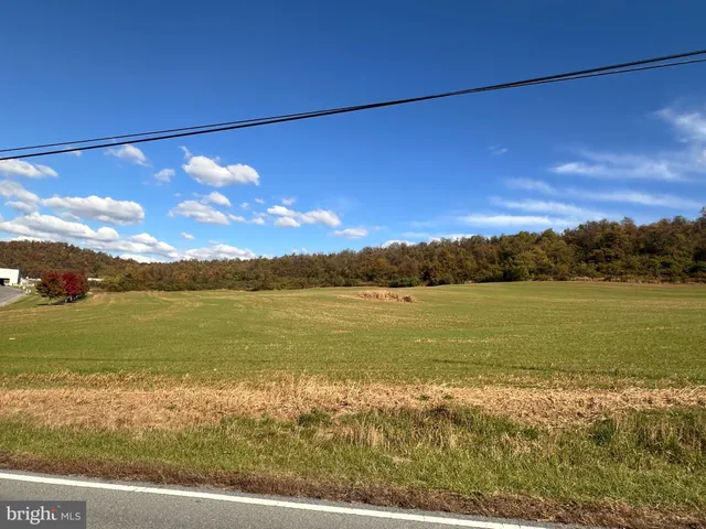 a view of a big room with a big yard