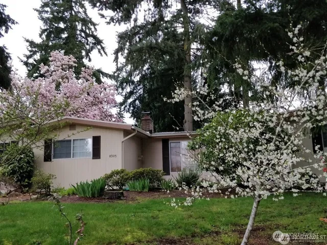 a view of a house with a yard