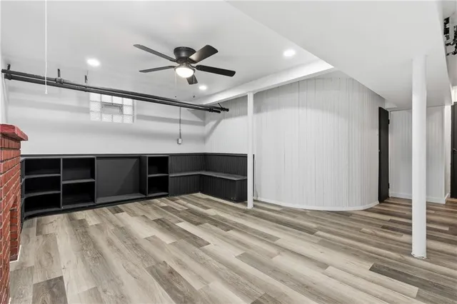 a view of a livingroom with a ceiling fan