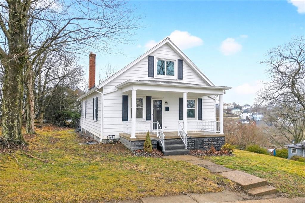 a view of a house with a yard