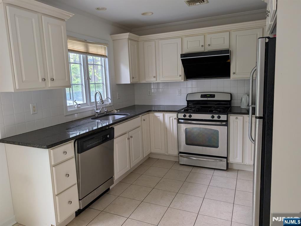 2471 7th Street Fort Lee, NJ 07024 - Photo 12 of 13