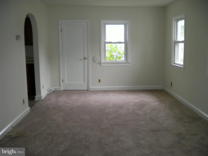 258 Birch Street Carneys Point, NJ 08069 - Photo 6 of 10 Living Room