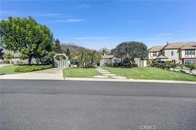 a view of a backyard of the house