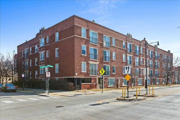 $2,300 | 3741 North Milwaukee Avenue, Unit 208, Chicago, IL 60641