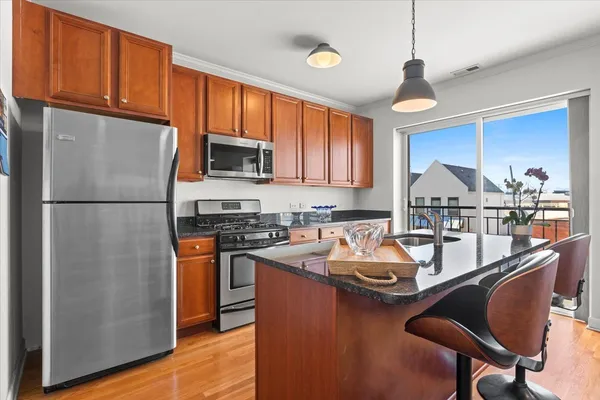 $2,300 | 3741 North Milwaukee Avenue, Unit 208, Chicago, IL 60641