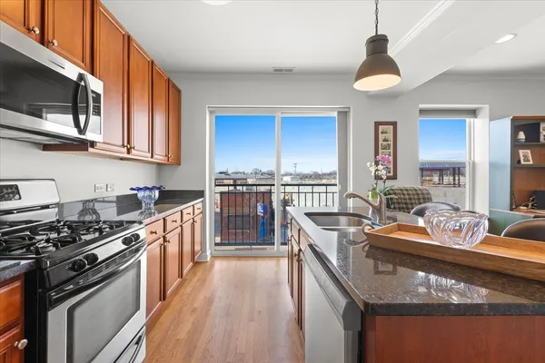 $2,300 | 3741 North Milwaukee Avenue, Unit 208, Chicago, IL 60641
