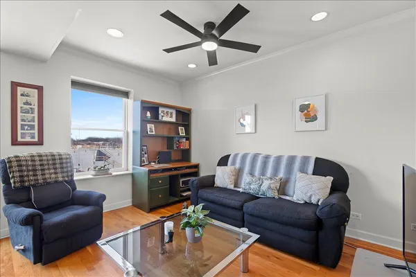 $2,300 | 3741 North Milwaukee Avenue, Unit 208, Chicago, IL 60641