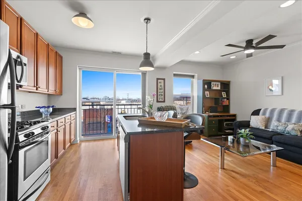 $2,300 | 3741 North Milwaukee Avenue, Unit 208, Chicago, IL 60641