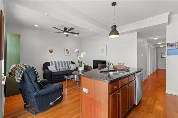 $2,300 | 3741 North Milwaukee Avenue, Unit 208, Chicago, IL 60641