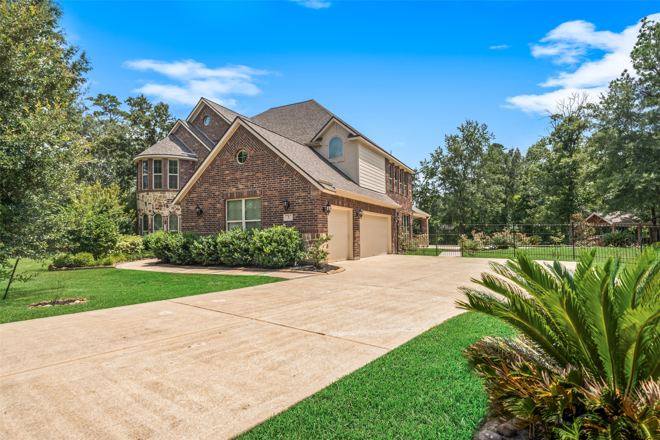 5 Copper Cove Conroe, TX 77304 - Photo 2 of 37 Gallery Image 2