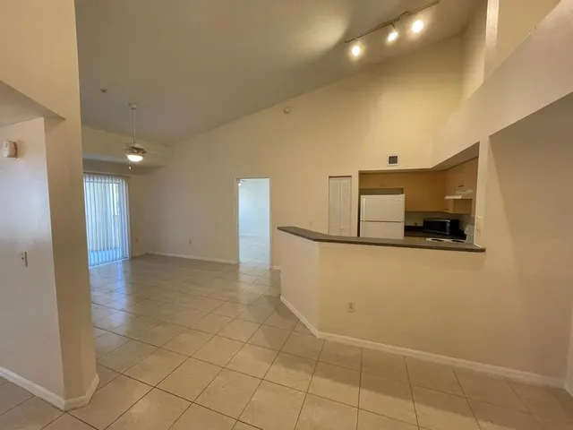 $1,950 | 4211 San Marino Boulevard, Unit 305, West Palm Beach, FL 33409