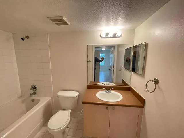 $1,950 | 4211 San Marino Boulevard, Unit 305, West Palm Beach, FL 33409