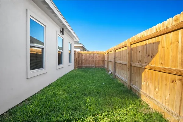 a view of backyard with garden