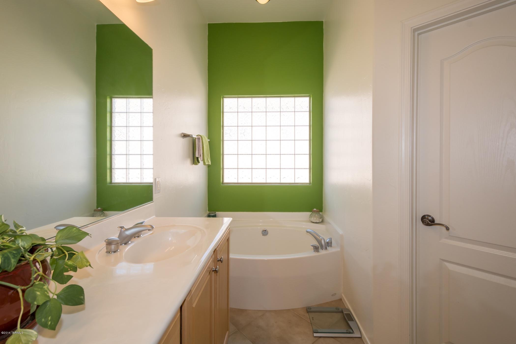 15082 North Holsteiner Road Tucson, AZ 85739 - Photo 20 of 34 a bathroom with a tub sink and window