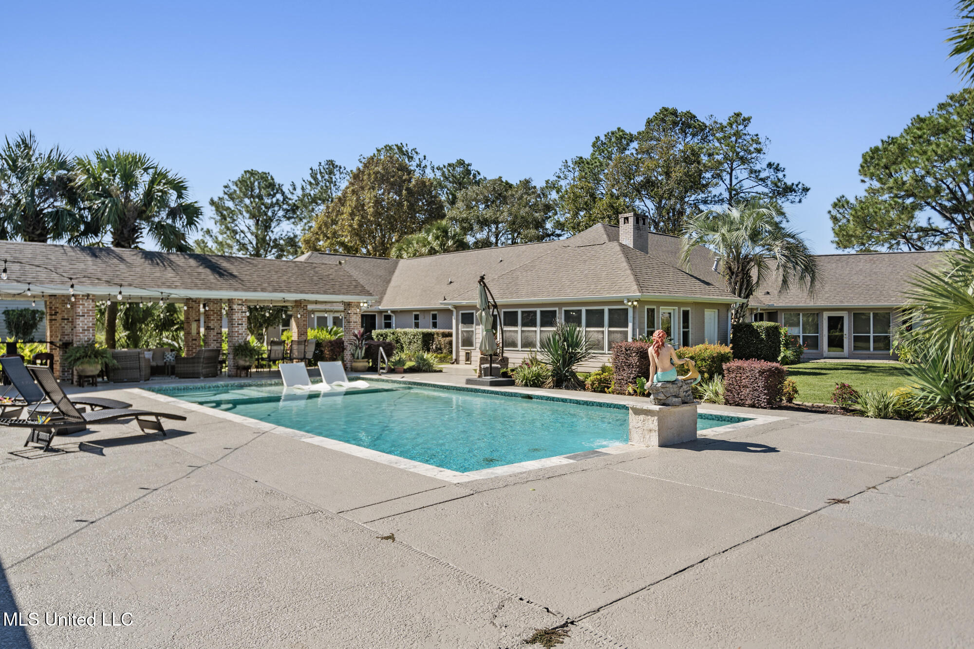 14300 Hatten Lane Gulfport, MS 39503 - Photo 4 of 48 Large pool