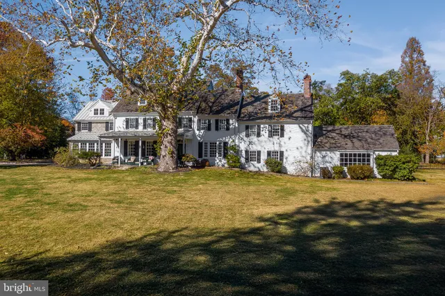 a view of a house with a big yard