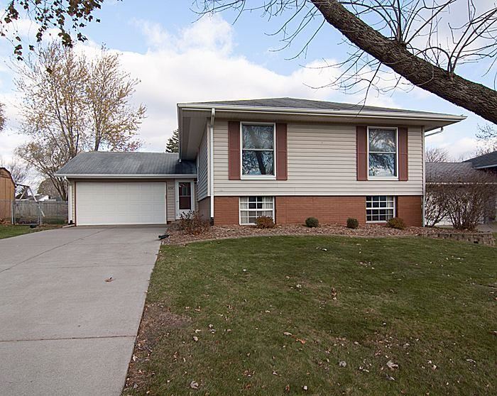 5727 Oakbrook Road Davenport, IA 52806 - Photo 1 of 17 Gallery Image 1