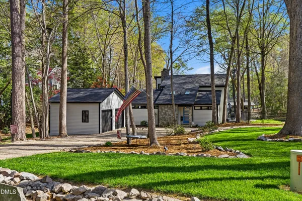 a view of yard with green space