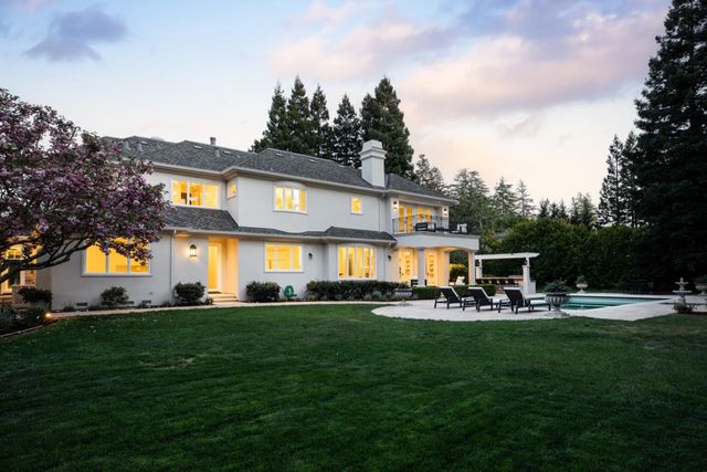 a house view with outdoor space and sitting space