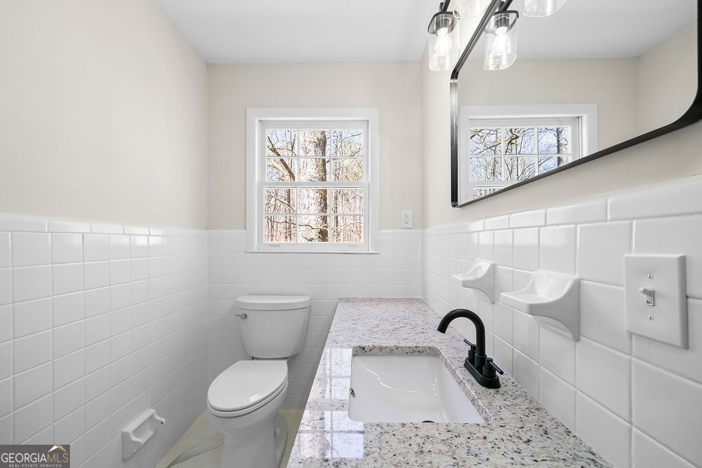 18 Holder Road Temple, GA 30179 - Photo 20 of 44 a bathroom with a toilet sink and bathtub