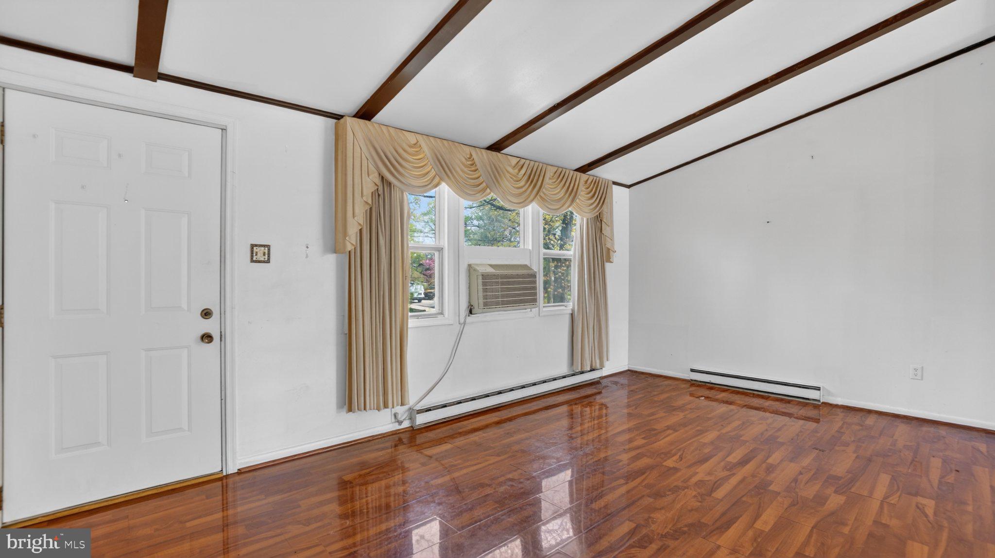 4 Boxwood Road Annapolis, MD 21403 - Photo 3 of 24 Bright and airy living space awaits.