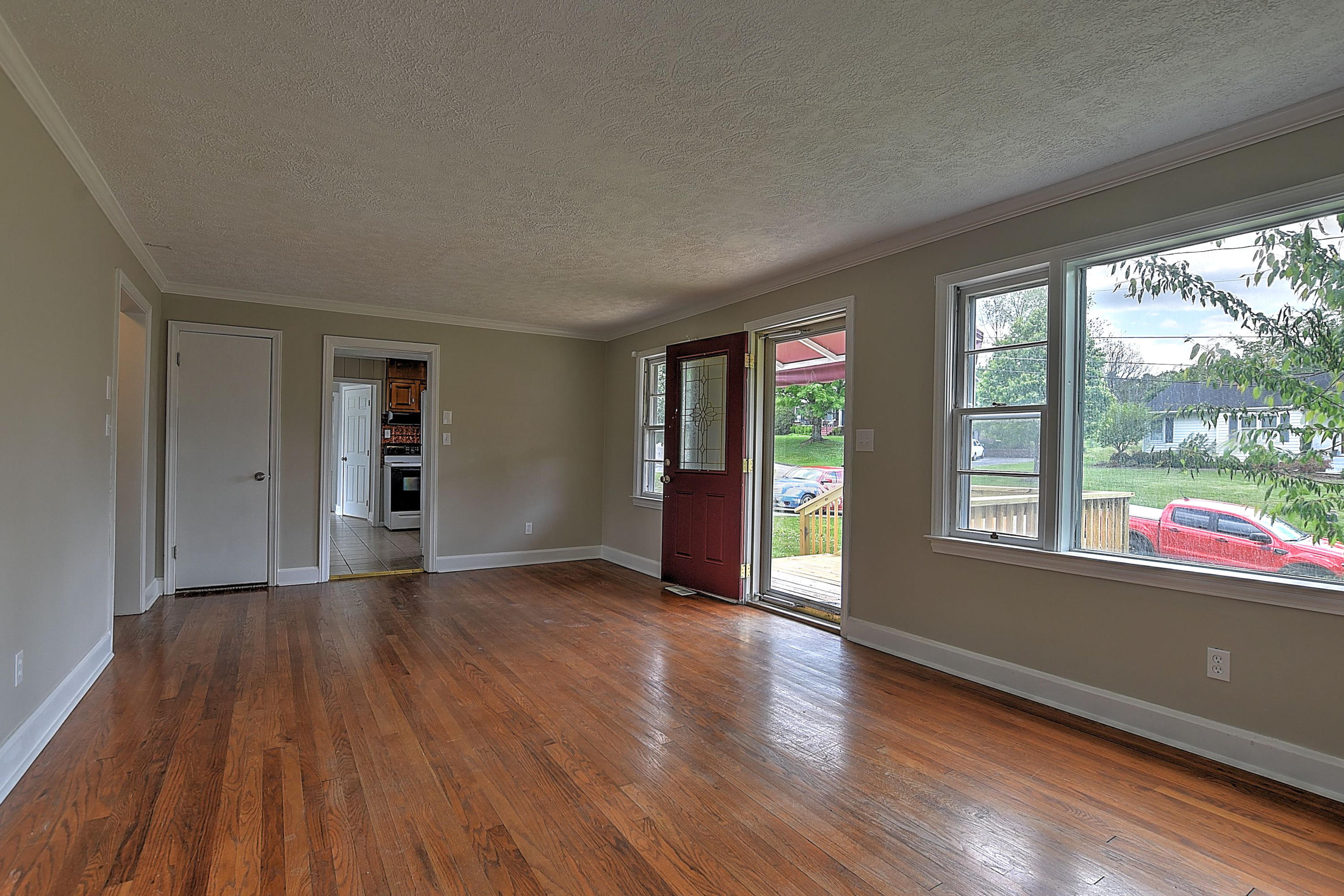 224 Sherwood Road Bristol, VA 24201 - Photo 3 of 32 224 SHerwood Rd-5