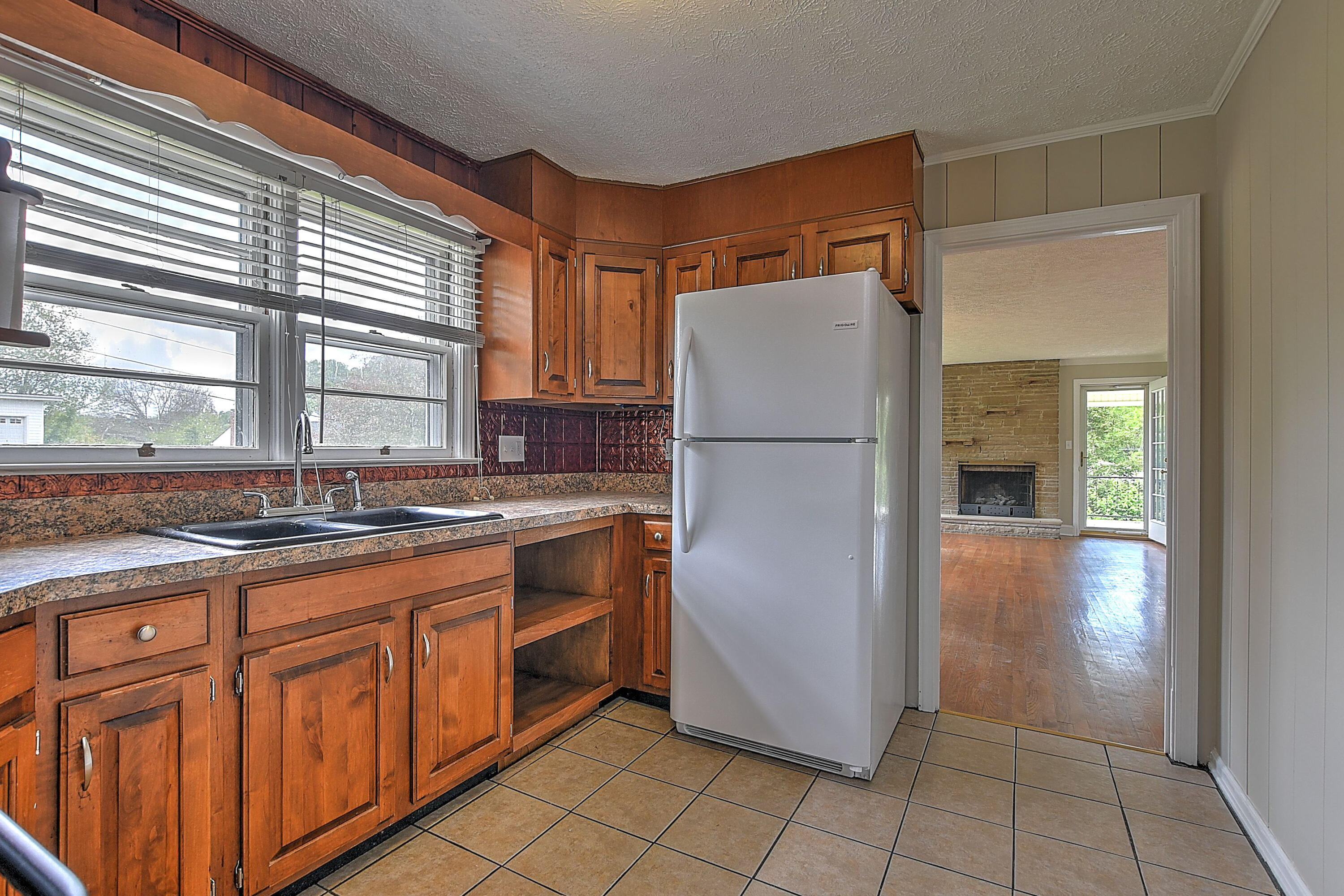 224 Sherwood Road Bristol, VA 24201 - Photo 7 of 32 224 SHerwood Rd-9