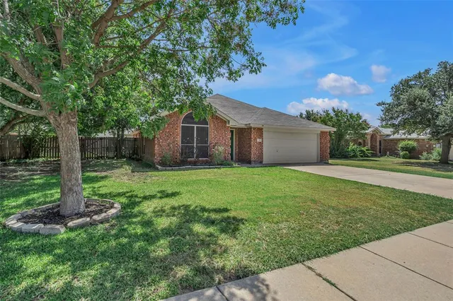 a view of a house with yard and tree s