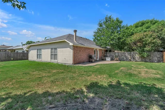 a view of a house with backyard and garden