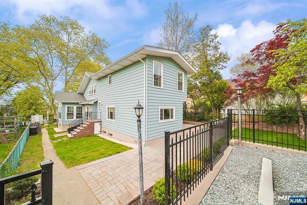 586 Hillside Street Ridgefield, NJ 07657 - Photo 2 of 46