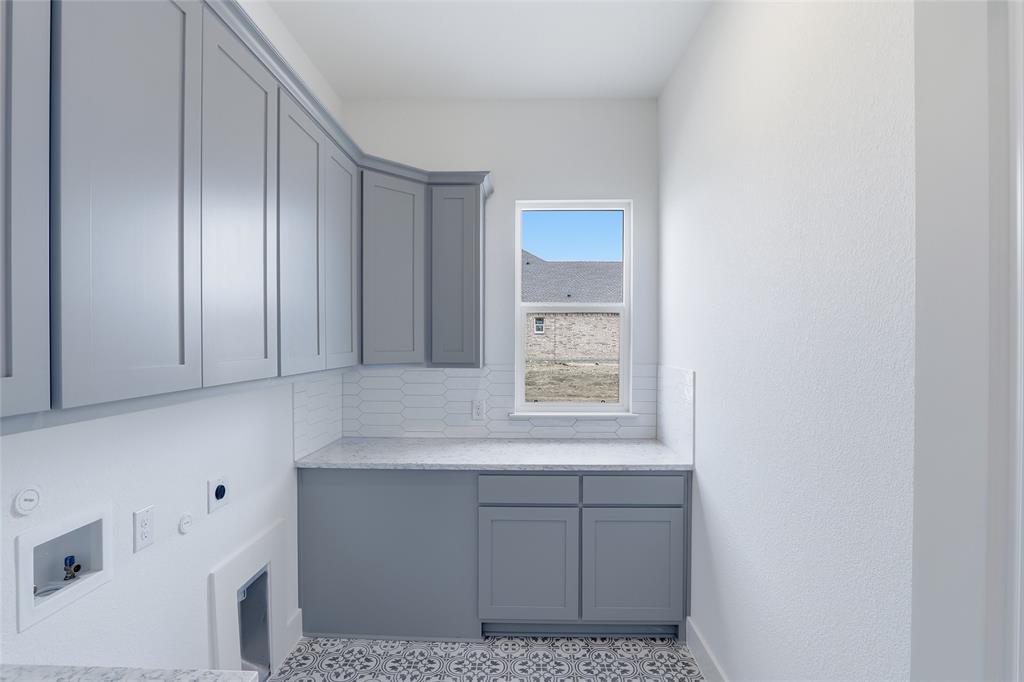 808 Vly Rdg Road Van Alstyne, TX 75495 - Photo 19 of 39 Laundry area featuring hookup for an electric dryer, gas dryer hookup, cabinet space, and washer hookup