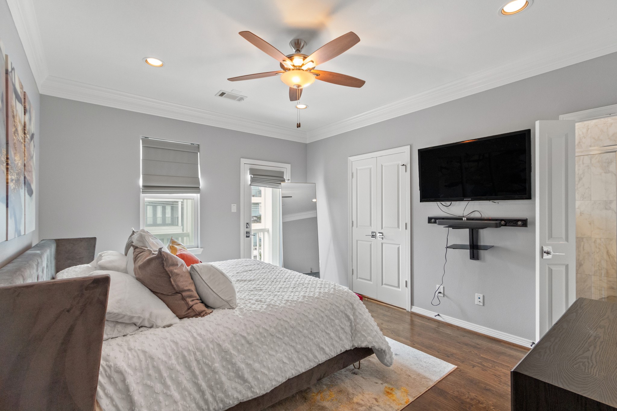 2409 Lawrence Street Houston, TX 77008 - Photo 15 of 21 a living room with furniture and a flat screen tv