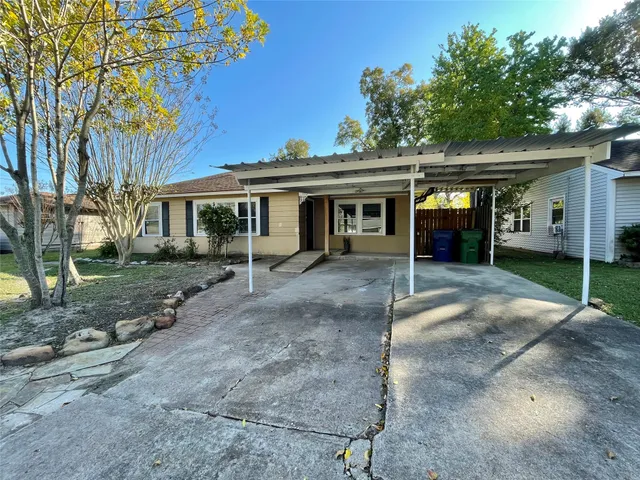 $1,750 | 1112 Southampton Drive, Angleton, TX 77515