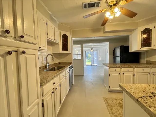 $1,750 | 1112 Southampton Drive, Angleton, TX 77515