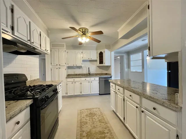 $1,750 | 1112 Southampton Drive, Angleton, TX 77515