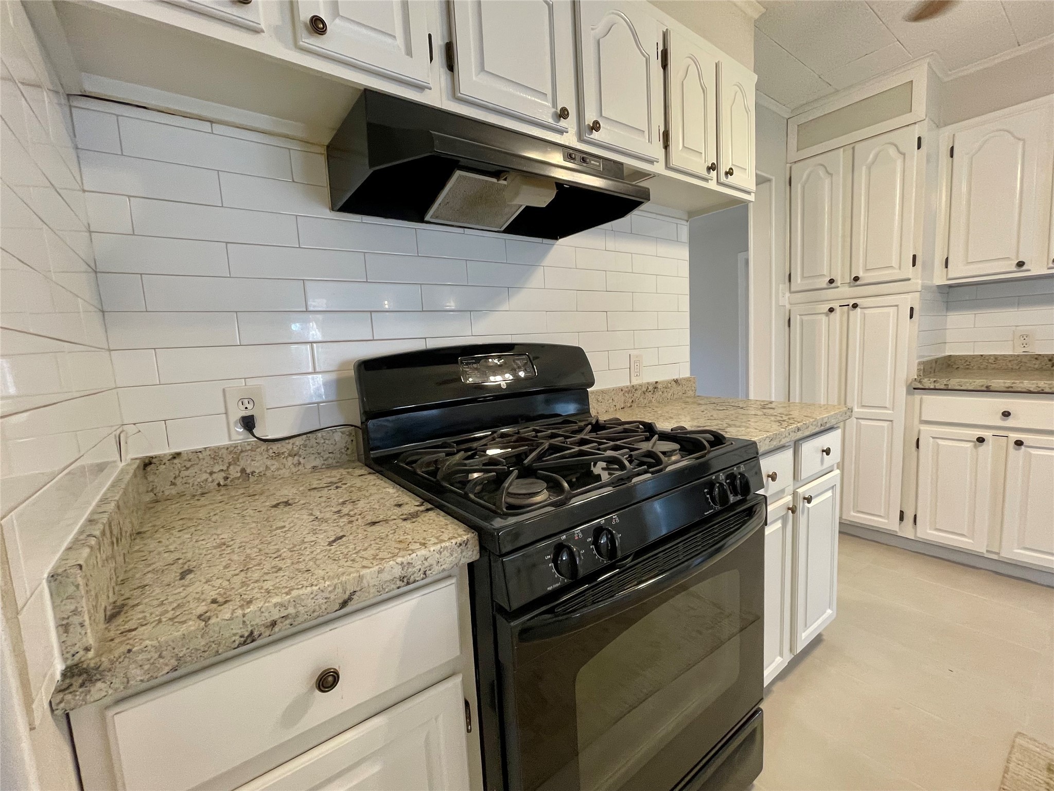 1112 Southampton Drive Angleton, TX 77515 - Photo 14 of 36 a stove top oven sitting inside of a kitchen