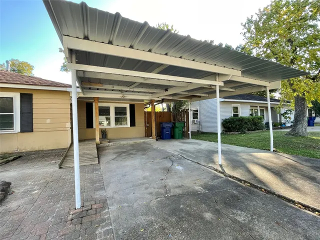 $1,750 | 1112 Southampton Drive, Angleton, TX 77515