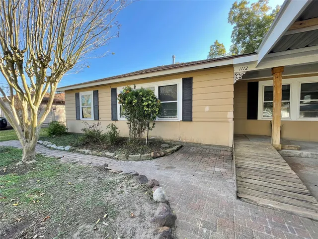 $1,750 | 1112 Southampton Drive, Angleton, TX 77515