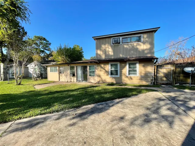 $1,750 | 1112 Southampton Drive, Angleton, TX 77515