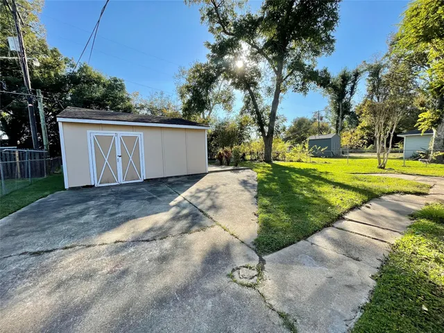 $1,750 | 1112 Southampton Drive, Angleton, TX 77515