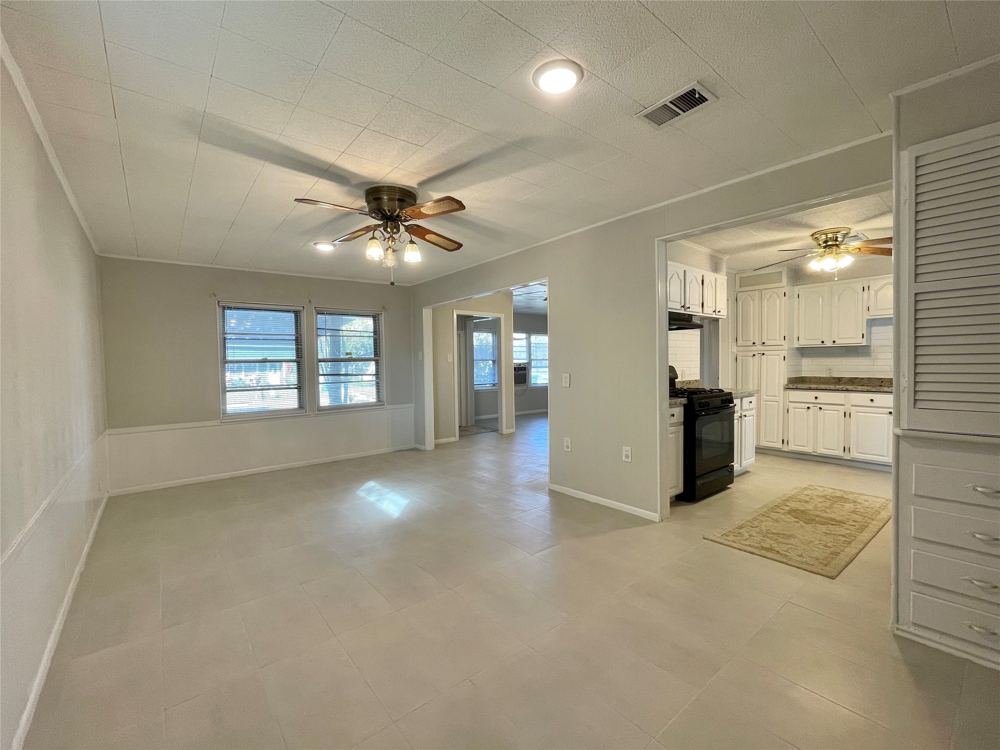 1112 Southampton Drive Angleton, TX 77515 - Photo 6 of 36 a view of an empty room with a kitchen