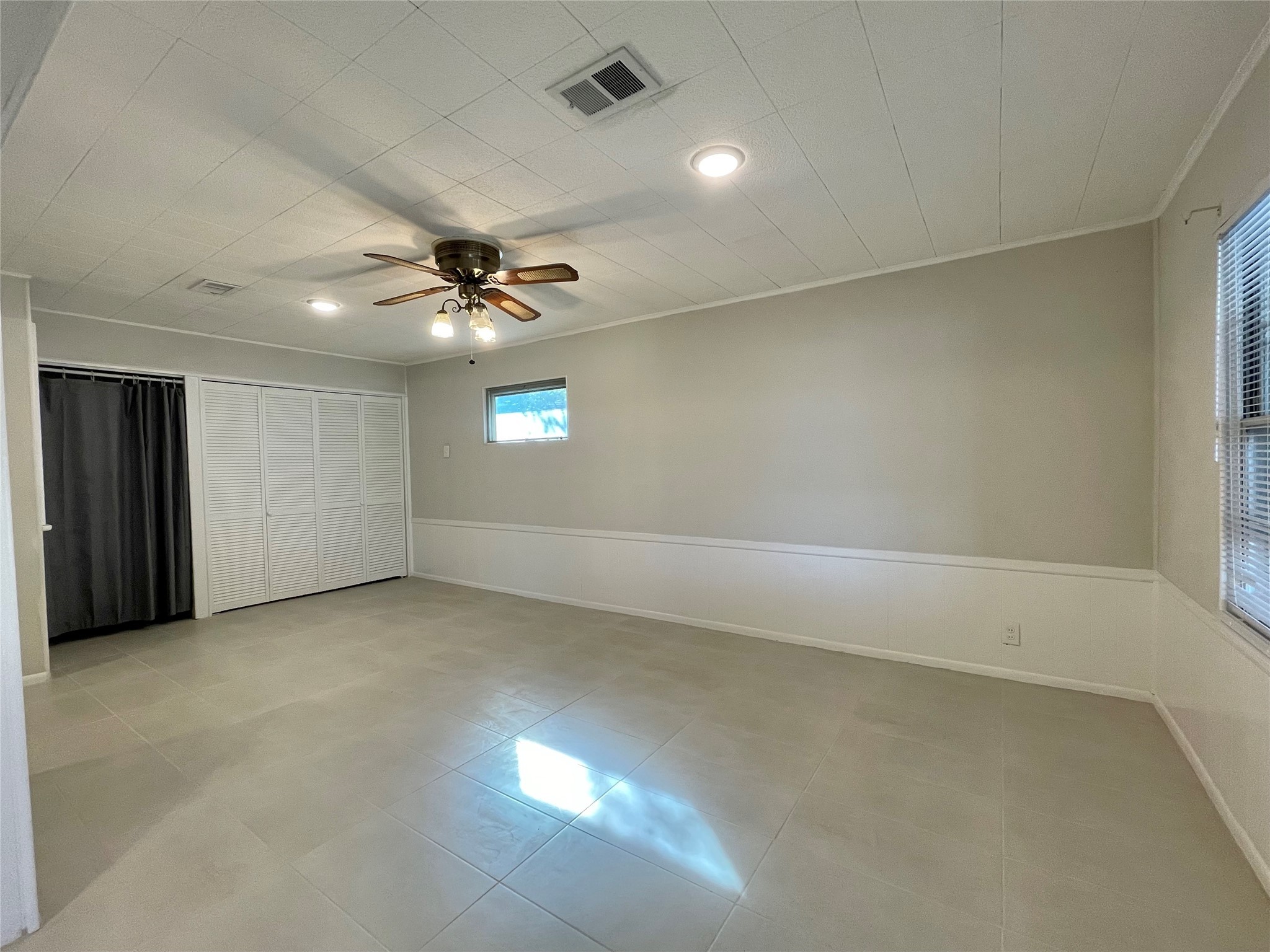 1112 Southampton Drive Angleton, TX 77515 - Photo 10 of 36 an empty room with a ceiling fan and window